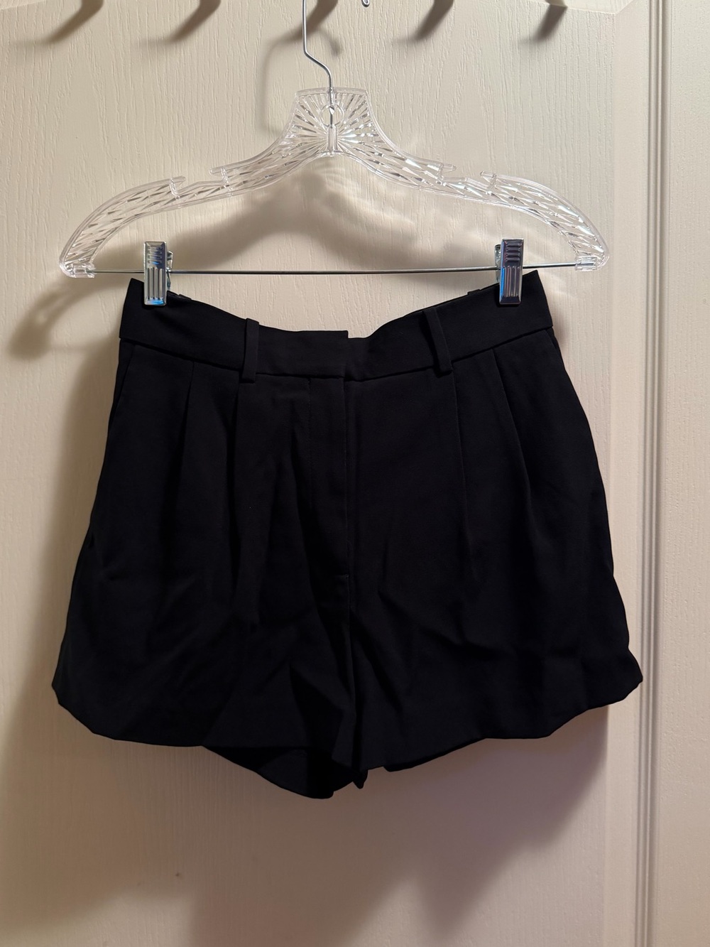 Aritiza Babaton 3” pleated shorts size 4